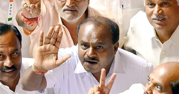 വിമതര്‍ ബന്ദികളാണോ എന്നറിയാന്‍ മുഖ്യമന്ത്രി കുമാരസ്വാമി മുംബൈയിലേക്ക് ! എം എല്‍ എമാരെ നേരില്‍ കണ്ട് 'ക്ഷേമം' അന്വേഷിക്കും !