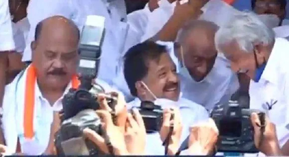 പാലായെ ഇളക്കി മറിച്ച് ഐശ്വര്യ കേരളയാത്ര ! റോഡ് ഷോയില്‍ ചെന്നിത്തലയ്ക്ക്‌ അകമ്പടിയായത് ആയിരക്കണക്കിന് പ്രവര്‍ത്തകര്‍; നൂറുകണക്കിന് പ്രവര്‍ത്തകരുമായി മാണി സി കാപ്പന്റെ യുഡിഎഫ് പ്രവേശനം; ജോസ് കെ മാണി ജൂണിയര്‍ മാന്‍ഡ്രേക്കെന്ന് കാപ്പന്‍; പാലായുടെ വികസനം തടഞ്ഞത് ജോസ് കെ മാണിയും വിഎന്‍ വാസവനും ചേര്‍ന്നെന്നും കാപ്പന്റെ ആരോപണം; റബര്‍ വിലസ്ഥിരതാ ഫണ്ട് 250 രൂപയാക്കുമെന്ന് ചെന്നിത്തലയുടെ ഉറപ്പ്. ക്രൈസ്തവ വിഭാഗത്തിന്റെ ആശങ്കകള്‍ പരിഹരിക്കുമെന്നും പ്രതിപക്ഷ നേതാവ് !