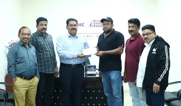 ബഹറിനിലെ ജീവകാരുണ്യ പ്രവർത്തകരായ കേരള ഗാലക്സി വേൾഡ് ഗ്രൂപ്പ്,  ബഹറിൻ മീഡിയ സിറ്റിയിൽ വച്ച് ചികിത്സാസഹായ  ഫണ്ട് കൈമാറി