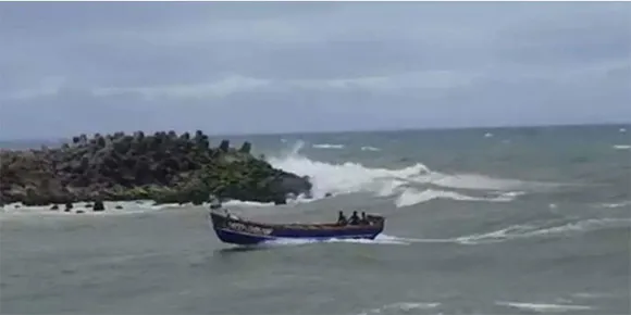 മുതലപ്പൊഴി അപകടം; കാണാതായ മൂന്നുപേര്‍ വലയ്ക്കുള്ളില്‍ കുടുങ്ങിക്കിടക്കുകയാണെന്ന് നിഗമനം
