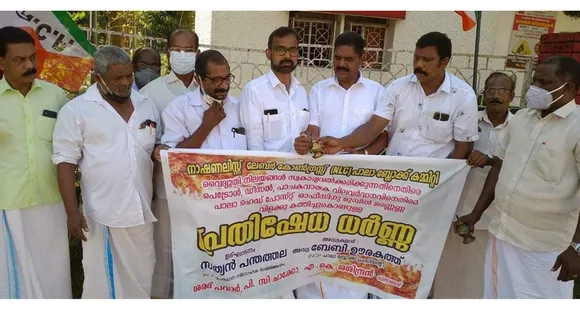 നാഷണലിസ്റ്റ് ലേബർ കോൺഗ്രസിന്‍റെ നേതൃത്വത്തിൽ പാലാ ഹെഡ് പോസ്റ്റ് ഓഫീസ് പടിക്കൽ മണ്ണെണ്ണ വിളക്കുകൾ കൊളുത്തി പ്രതിഷേധിച്ചു