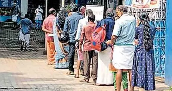 കോവിഡ് പരിശോധനയുടെ പേരില്‍ സ്വകാര്യ ആശുപത്രികളില്‍ മുതലെടുപ്പ് ! കോവിഡ് പരിശോധനയ്ക്കെത്തുന്നവര്‍ക്ക് ആശുപത്രി സേവനം വേണ്ടെങ്കിലും ചീട്ട് എടുക്കണം. അതും കഴിഞ്ഞ് കോവിഡ് രോഗികള്‍ക്കൊപ്പം 5 ക്യൂവുകളില്‍ കാത്തുനിന്നാലേ പരിശോധനാ ഫലം കൈയ്യില്‍ കിട്ടൂ ! - പ്രതിരോധ പ്രവര്‍ത്തനങ്ങള്‍ കരുതലില്ലാതെ പാളുമ്പോള്‍ !