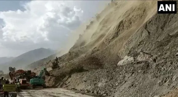 ജമ്മു-ശ്രീനഗര്‍ ദേശീയപാതയില്‍ വന്‍ മണ്ണിടിച്ചില്‍; ഒരാള്‍ക്ക് ദാരുണാന്ത്യം; ആറു പേര്‍ക്ക് പരിക്ക്‌