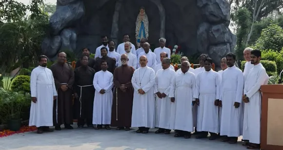 രോഹിണി ഖേര കുർഡിൽ ഉള്ള ഫ്രാൻസിസ്കൻ ആശ്രമ മുറ്റത്ത് പണിതീര്‍ത്ത പരിശുദ്ധ കന്യകാ മാതാവിന്റെ ഗ്രോട്ടോ ഡൽഹി അതിരൂപതാ മെത്രാപ്പോലീത്ത അഭിവന്ദ്യ മാർ അനിൽ ജോസഫ് കുട്ടോ പിതാവ് ആശ്രമത്തിന് സമർപ്പിച്ചു