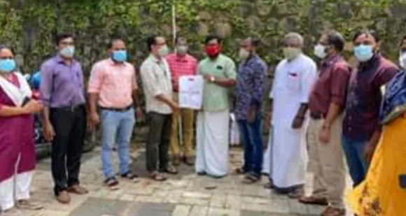 പുതുപ്പാടി ഹയർസെക്കൻഡറി സ്കൂളിൽ ഓൺലൈൻ പഠനത്തിന് ബുദ്ധിമുട്ടനുഭവിക്കുന്ന കുട്ടികൾക്കായി പൂര്‍വ്വ വിദ്യാര്‍ത്ഥികള്‍ മൊബൈൽ ഫോണുകൾ കൈമാറി