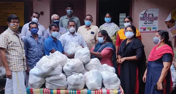 നിർധനരായ കുടുംബങ്ങൾക്ക് ആശ്വാസമായി ഭക്ഷ്യ സാധനങ്ങളടങ്ങിയ കിറ്റുകളുടെ വിതരണം നടത്തി