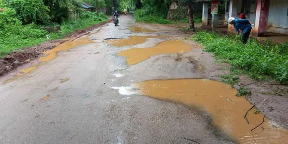 മഴക്കാലം എത്തിയതോടെ മലമ്പുഴയിലെ പ്രധാന സർക്കാർ സ്ഥാപനങ്ങളിലേക്ക് പോകുന്ന റോഡ് ചെളിക്കുളമായി. മൗനം വെടിഞ്ഞ് അധികൃതര്‍ എത്രയും വേഗം റോഡ് നന്നാക്കണമെന്ന് നാട്ടുകാര്‍