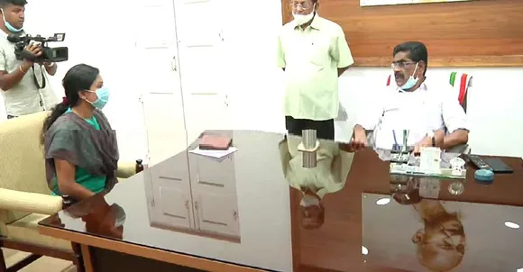 വീണ എസ് നായർ മുല്ലപ്പള്ളി രാമചന്ദ്രനെ കണ്ടു; വട്ടിയൂർക്കാവിലെ വോട്ടർമാരിൽ വിശ്വാസമുണ്ട്, വീഴ്ചയുണ്ടെങ്കിൽ കെപിസിസി അന്വേഷിക്കുമെന്ന് ഉറപ്പുനൽകിയെന്ന് വീണ; പോസ്റ്ററുകള്‍ ആക്രിക്കടയില്‍ വിറ്റ സംഭവം അന്വേഷിക്കാന്‍ പ്രത്യേക സമിതി