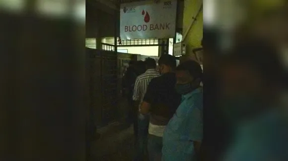 കൊറോണ കാലം, മഴ, അര്‍ദ്ധരാത്രി; എന്നിട്ടും ബ്ലഡ് ബാങ്കിന് മുന്നില്‍ ക്യൂവിലാണ്; ഇതാണ് കരുതല്‍ !