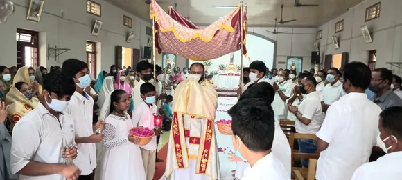 പെസഹാ ദിനാചരണത്തിൻ്റെ ഭാഗമായി മലമ്പുഴ സെൻ്റ് ജൂഡ്സ് പള്ളിയില്‍ വികാരി ഫാ. ആൻസൻ മേച്ചേരി കാല്‍ കഴുകല്‍ ശുശ്രൂഷ നടത്തി