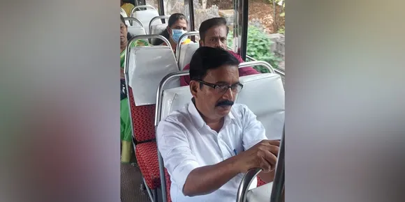 സ്വകാര്യ ബസില്‍ യാത്രചെയ്ത് നെന്മാറ എംഎല്‍എ കെ. ബാബു. എംഎല്‍എയുടെ ബസ് യാത്ര സഹയാത്രികര്‍ക്കും കൗതുകമായി