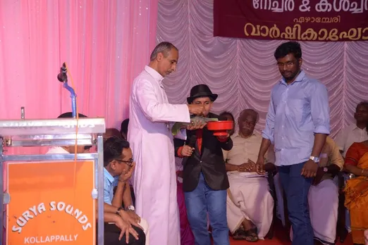 വയലാര്‍ ശരത്ചന്ദ്രവര്‍മ്മയുടെ വാച്ച് ബിഷപ്പ് പൊന്നുപോലെ സൂക്ഷിച്ചു. പക്ഷേ പറ്റിപ്പോയി...! വാച്ച് പിന്നെ പ്രത്യക്ഷപ്പെട്ടത് കാണികള്‍ക്കിടയിലിരുന്ന വലിയ പെട്ടിയില്‍!