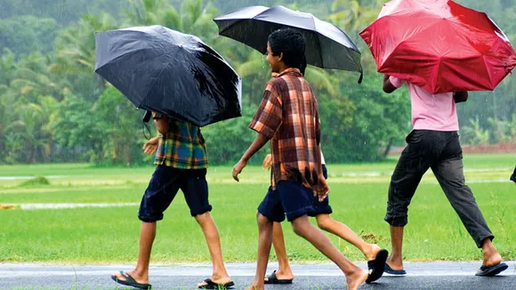 സംസ്ഥാനത്തെ മഴ മുന്നറിയിപ്പില്‍ മാറ്റം; അഞ്ചു ജില്ലകളില്‍ പുറപ്പെടുവിച്ചിരുന്ന തീവ്രമഴ മുന്നറിയിപ്പ് പിന്‍വലിച്ചു; കാസര്‍കോട് ഒഴികെ 13 ജില്ലകളിലും യെല്ലോ അലര്‍ട്ട്; ന്യൂനമര്‍ദം തമിഴ്‌നാട് തീരത്തിന് സമീപം