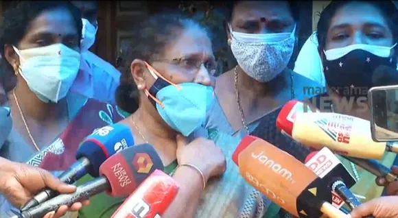 ഞങ്ങളും പച്ചയായ മനുഷ്യരാണ്; ഓരോ ദിവസവും കടുത്ത മാനസിക സമ്മര്‍ദ്ദങ്ങള്‍ക്ക് വിധേയരായാണ് മുന്നോട്ട് പോവുന്നത്, കാരണം അത്രയും സ്ത്രീകളാണ് ഓരോ ദിവസും വിളിക്കുന്നത്. അപ്പോള്‍ ചില സ്ത്രീകളോട് അങ്ങോട്ട് കാര്യങ്ങള്‍ പറഞ്ഞാല്‍ അത് കേള്‍ക്കാന്‍ തയ്യാറാവില്ല. ഒരു സ്ത്രീ അസഹ്യമായ അനുഭവം ഉണ്ടായാല്‍ അവിടെയൊക്കെ പെട്ടന്ന് ഓടിയെത്താന്‍ വനിതാ കമ്മീഷന് കഴിയില്ല. അതിനാല്‍ പൊലീസ് സ്റ്റേഷനില്‍ പരാതി കൊടുക്കാന്‍ പറയും. സാധാരണക്കാരാണെങ്കിലും യഥാവിധി അല്ല കാര്യങ്ങള്‍ മനസ്സിലാക്കുന്നതും പ്രതികരിക്കുന്നതും. അപ്പോള്‍ ഉറച്ച ഭാഷയില്‍ സംസാരിക്കേണ്ടി വരും. ബോള്‍ഡായൊക്കെ സംസാരിക്കേണ്ട സാഹചര്യം വരും; എംസി ജോസഫൈന്‍