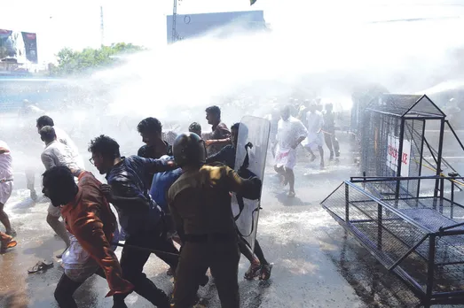 കണ്ണൂരില്‍ യൂത്ത് കോണ്‍ഗ്രസ് മാര്‍ച്ചില്‍ ലാത്തിച്ചാര്‍ജ്.വനിതാ പ്രവര്‍ത്തകര്‍ ഉള്‍പ്പെടെ 17 പേര്‍ക്കു പരുക്കേറ്റു.