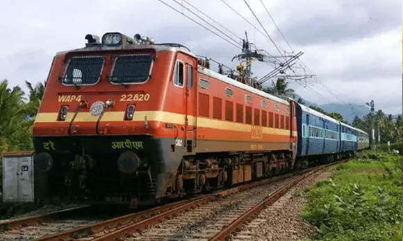 ഏറണാട് എക്സ്പ്രസ് തട്ടി റെയിൽവേ കരാർ ജീവനക്കാരി മരിച്ചു