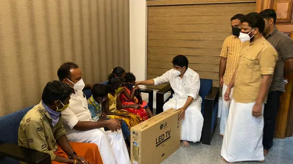 "സിദ്ധിഖ്‌ മാമാ... ഞങ്ങൾക്ക്‌ പഠിക്കാൻ ടിവി വേണം, ഞങ്ങടെ അമ്മ മരിച്ചിട്ട്‌ ഒരു മാസമായി;  എനിക്ക്‌ രണ്ട്‌ അനിയത്തിയും ഒരു അനിയനുമുണ്ട്‌, ഫോണുമില്ല, ടിവിയുമില്ല; സ്വന്തം മണ്ഡലമല്ലാതിരുന്നിട്ടും 12 വയസ്സുകാരിയുടെ സങ്കടം കേട്ട് ടി സിദ്ധിഖ് എംഎല്‍എ !