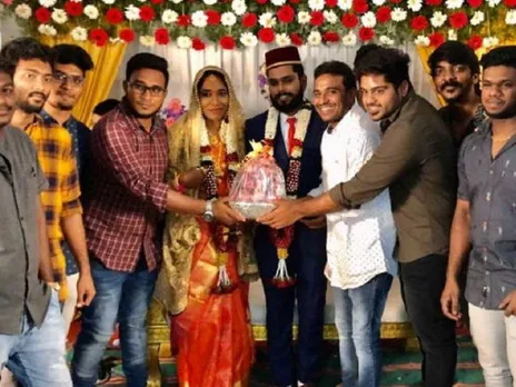 വിവാഹത്തിന് സുഹൃത്തുക്കൾ ദമ്പതികൾക്ക് നൽകിയത് അമൂല്യമായ സമ്മാനം !