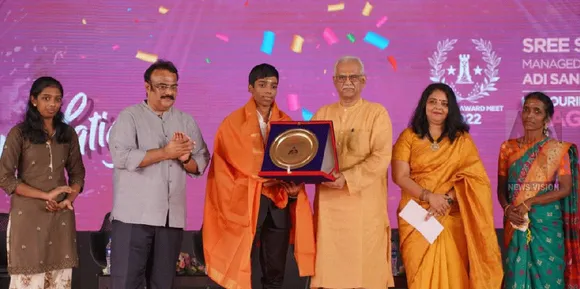 ഗ്രാൻഡ്മാസ്റ്റർ പ്രഗ്നാനന്ദയ്ക്ക് കാലടിയിൽ ഉജ്ജ്വലവരവേല്പ് ; ശങ്കരപുരസ്കാരം ഏറ്റുവാങ്ങാനെത്തിയത് അമ്മയോടും ചേച്ചിയോടുമൊപ്പം