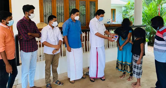 കെ.എസ്.സി (എം) കോട്ടയം ജില്ലാ കമ്മിറ്റിയുടെ കാരുണ്യ സ്പർശം പദ്ധതി തുടരുന്നു; പദ്ധതിയുടെ ഭാഗമായി വിദ്യാര്‍ത്ഥിനിക്ക് സ്മാര്‍ട്ട് ഫോണ്‍ കൈമാറി