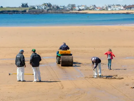 വെള്ളത്തിലേക്ക് ബോളടിച്ചാൽ സിക്സര്‍, പക്ഷേ ബാറ്റ്സ്മാന്‍ ഔട്ട്‌ ! ഫീൽഡർ ഒരു കൈകൊണ്ടു ക്യാച്ച് പിടിച്ചാൽ എതിർ ടീം മുഴുവൻ ഔട്ട് - ബ്രിട്ടണിലെ ബീച്ച് ക്രിക്കറ്റ് നിയമങ്ങള്‍ ഇങ്ങനെ !!