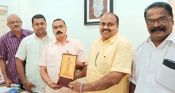 ഇന്ത്യൻ റെഡ് ക്രോസ് സൊസൈറ്റിയുടെ കോഴിക്കോട് താലൂക്ക് കമ്മിറ്റി വൈസ് ചെയർമാനും കോർപ്പറേഷൻ കോർഡിനേറ്ററും ആയി തെരഞ്ഞെടുക്കപ്പെട്ട സുധീഷ് കേശവപുരിയെ അനുമോദിച്ചു