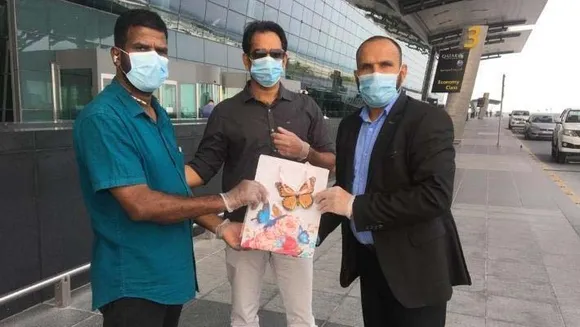 കാൻസർ ബാധിതനായ പ്രവാസിയ്ക്ക് ഇൻകാസ് ഖത്തർ കോഴിക്കോട് ജില്ല കമ്മിറ്റി വിമാന ടിക്കറ്റ് നൽകി