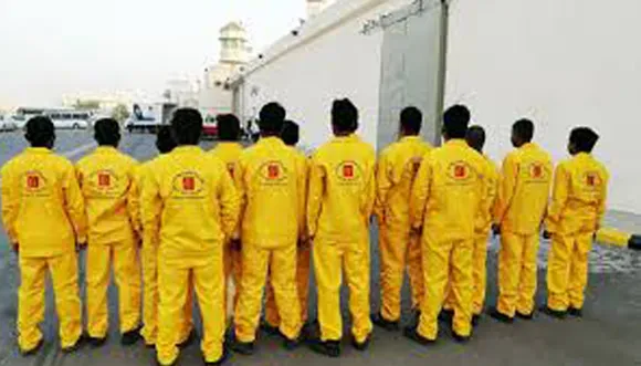 സൗദി അറേബ്യയിലെ സ്വകാര്യ സ്ഥാപനങ്ങളില്‍ ജോലി ചെയ്യുന്ന ജീവനക്കാര്‍ക്ക് ഡ്രസ്സ് കോഡ് നിര്‍ബന്ധമാക്കി സൗദി സാമൂഹിക മാനവ വിഭവ വികസന മന്ത്രാലയം.