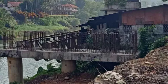 പാലാ റിവർവ്യൂ റോഡ് നവീകരണം; ഉദ്യോഗസ്ഥരുടെ പിഴവ് മൂലം ഒരു ഹോട്ടലും കുടുംബവും കുടിയൊഴിപ്പിക്കൽ ഭീഷണി നേരിടുന്നു