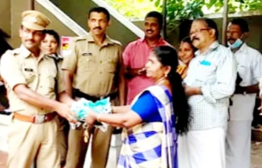 കാനാട്ടുപാറ വാർഡ് കൗൺസിലർ ജിജി ജോണി കൂട്ടുകാരികളെ കൂട്ടി തുന്നിയെടുത്തത് ആയിരത്തോളം മുഖാവരണങ്ങൾ. അഭിനന്ദനവുമായി വാർഡ് നിവാസികൾക്കൊപ്പം പാലാ പോലീസും പാലാ ജനറൽ ആശുപത്രി ജീവനക്കാരും