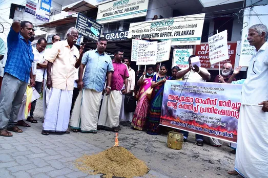 പാലക്കാട് സപ്ലൈകോയ്ക്കു മുന്നിൽ കർഷക ഐക്യസമിതി നെല്ല് കത്തിച്ച് പ്രതിഷേധിച്ചു