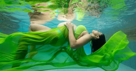 ഒന്‍പതാം മാസത്തില്‍ നിറവയറുമായി വെള്ളത്തിനടയില്‍ സമീറ റെഡ്ഡിയുടെ ഫോട്ടോഷൂട്ട്