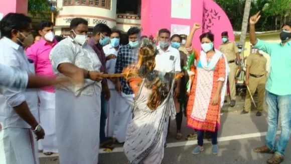 യൂ​ത്ത് കോ​ണ്‍​ഗ്ര​സ് പ്ര​തി​ഷേ​ധം; വ​നി​ത ക​മ്മീ​ഷ​ൻ അ​ധ്യ​ക്ഷ എം. സി. ജോ​സ​ഫൈ​ന്‍റെ കോ​ലം ക​ത്തി​ച്ചു