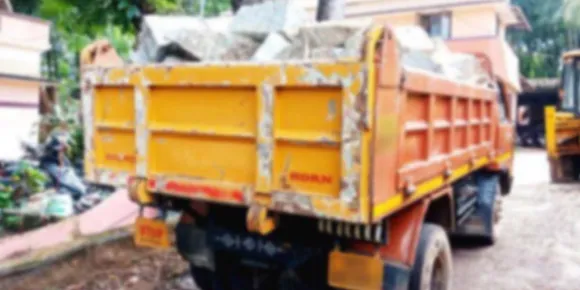 മേലുകാവിലെ അനധികൃത പാറ ഖനനത്തിനും ലോഡ് നീക്കത്തിനുമെതിരെ ജിഎസ്‌ടി നടപടി. രണ്ട് ടിപ്പറുകള്‍ പിടിച്ചെടുത്തു. ഇന്നത സ്വാധീനത്തില്‍ നടപടിയെടുക്കാന്‍ ജിയോളജി, പോലീസ് അധികാരികള്‍ കാലതാമസം വരുത്തിയതായും ആക്ഷേപം. വീട് വയ്ക്കാന്‍ ഭൂമി നിരപ്പാക്കുന്നതിനിടെ സൈറ്റില്‍ കയറി ലോറിയും ജെസിബിയും പിടിച്ചെടുത്ത പാലായിലെ റവന്യു അധികൃതരുടെ അധികാര പരിധിയില്‍ നടക്കുന്നത് കോടികളുടെ അനധികൃത ഖനനം ?