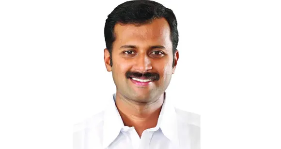 ഇടതുമുന്നണിയുമായി ചര്‍ച്ച നടത്തിയെന്ന വിവരം ചോര്‍ന്നതോടെ അനൂപ് ജേക്കബിന്‍റെ നില യുഡിഎഫിലും പരിതാപകരം. യാക്കോബായ സഭയേയും യുഡിഎഫിനെയും കൈയ്യൊഴിയാനാകാത്ത സ്ഥിതിയില്‍ അനൂപ്. രണ്ടിലാരെ കൈയ്യൊഴിഞ്ഞാലും അത് തന്‍റെ രാഷ്ട്രീയ ഭാവിയെ ബാധിക്കുമെന്നും വിലയിരുത്തല്‍. അനൂപിനെതിരെ കോണ്‍ഗ്രസില്‍ പ്രവര്‍ത്തക വികാരം അണപൊട്ടുമ്പോഴും അനൂപ് പുറത്തുപോകുന്നത് യാക്കോബായ സഭയുടെ എതിര്‍പ്പ് രൂക്ഷമാക്കുമോയെന്നും യു‍ഡിഎഫിന് ആശങ്ക ! യുഡ‍ിഎഫിലെ പുതിയ പ്രതിസന്ധി ഇങ്ങനെ...