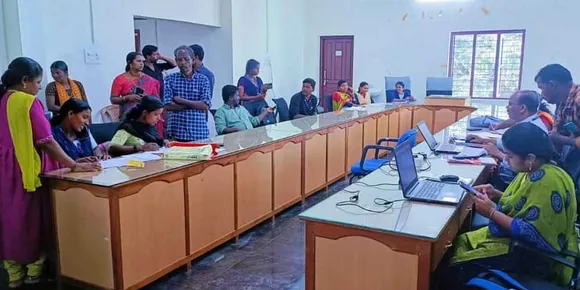 അപ്രാപ്യമായിരുന്നവ നേടിയതിലെ ആശ്വാസം; പാലക്കാട് ജില്ലാ കളക്ടർ മൃൺമയി ജോഷിയുടെ നേതൃത്വത്തിൽ അടിസ്ഥാന രേഖകൾ ഇല്ലാത്ത പട്ടികവർഗക്കാർക്ക് രേഖകൾ ലഭ്യമാക്കി