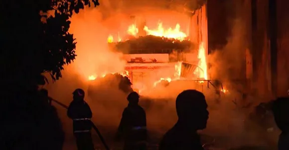 കൊല്ലം ഉളിയക്കോവിലിൽ മരുന്ന് സംഭരണകേന്ദ്രത്തിൽ വൻ തീപിടിത്തം ; തീ അണയ്ക്കാനുള്ള ശ്രമം തുടുരുന്നു