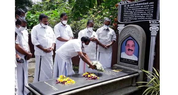 പൊതുരംഗത്തേയ്ക്ക് വളർത്തി കൊണ്ടുവന്ന പ്രിയ നേതാവ് കെ.എം മാണിക്ക് പ്രണാമമർപ്പിച്ച് ഗവ: ചീഫ് വിപ്പ് ഡോ. എൻ ജയരാജ് പാലായിൽ