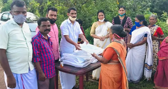 മധുർ മണ്ഡലം യൂത്ത് കോൺഗ്രസ് കമ്മിറ്റിയുടെ നേതൃത്വത്തിൽ ചേനക്കോട് കോളനിയിലെ അമ്മമാർക്ക് ഓണക്കോടി വിതരണം ചെയ്തു