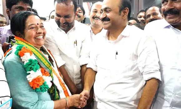 ഉപതെരഞ്ഞെടുപ്പിലെ കൂട്ടായ പ്രവർത്തനങ്ങൾക്കിടയിലും കോണ്‍ഗ്രസിന്റെ ഒരു എംപിയുടെയും രണ്ട് മുന്‍ എംഎല്‍എമാരുടെയും പ്രവര്‍ത്തനത്തില്‍ പരാതി ? മൂവരും ചേർന്ന് കാലുവാരിയതുമാത്രമല്ല തെരെഞ്ഞെടുപ്പ് ഫണ്ട് അടിച്ചുമാറ്റുകയും ചെയ്തു. സ്ഥാനാര്‍ത്ഥിയുടെ പേരില്‍ ഇലക്ഷൻ ഫണ്ടായി പിരിച്ചത് ലക്ഷങ്ങള്‍ ! പിരിവിന്റെ വിവരം ഉന്നത നേതാക്കള്‍ അറിഞ്ഞത് പ്രമുഖർ സാമ്പത്തിക സഹായം നൽകിയ വിവരം നേതൃത്വത്തെ വിളിച്ചറിയച്ചതോടെ. ഇലക്ഷൻ സംഭാവന നൽകിയവർ പാർട്ടിയെ അറിയിക്കണമെന്നും അഭ്യർത്ഥന. ഫണ്ട് അടിച്ചുമാറ്റിയവർ കുടുങ്ങും