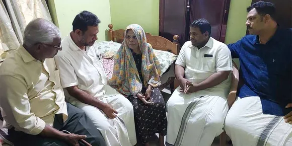 കുറ്റം എന്തെന്നറിയാതെ ജയിലിൽ 14 വർഷങ്ങൾ: സക്കരിയ്യയുടെ ഉമ്മ ബിയ്യുമ്മയെ വെൽഫെയർ പാർട്ടി പ്രസിഡണ്ട് റസാഖ് പാലേരി സന്ദർശിച്ചു