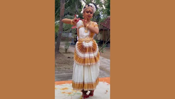 നൃത്തനൃത്യങ്ങളുടെ ശാലീനതയിൽ തിളങ്ങി ഭിന്നശേഷിക്കാരിയായ മോഹിനിയാട്ട നർത്തകി രേവതി