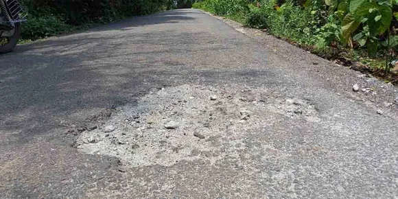 റോഡ് പണി ചെയതത് മാസങ്ങൾക്കുള്ളിൽ പൊളിഞ്ഞു: കരാറുകാരനിൽ നിന്നും നഷ്ടപരിഹാരം വാങ്ങണമെന്ന് നാട്ടുകാർ