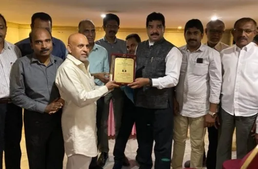 എസ് ഐ സി  ചെയർമാന്‍ കാദർ പൊന്നാനിക്ക് കെ.എം.സി.സി യാത്രയയപ്പ് നല്‍കി.