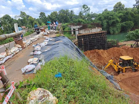 പാലാക്കാരുടെ ആശങ്കയ്ക്ക് താത്കാലിക ആശ്വാസം ! ചേർപ്പുങ്കൽ പഴയ പാലത്തിൻ്റെ അപ്രോച്ച് റോഡ് 2 മാസത്തിനുള്ളിൽ പൂർത്തിയാക്കുമെന്ന് കാര്യകാരണ സഹിതം പിഡബ്ല്യുഡി എക്സിക്യൂട്ടീവ് എൻജിനീയറുടെ ഉറപ്പ്. പുതിയ പാലത്തിന്റെ ഗർഡറുകൾ സ്ഥാപിക്കുന്നതിന് പഴയ പാലത്തിന്റെ അപ്രോച്ച് റോഡിനോട് ചേർന്ന് മണ്ണ് നീക്കം ചെയ്യേണ്ടത് അത്യന്താപേക്ഷിതമായിരുന്നുവെന്നും ഉദ്യോഗസ്ഥരുടെ വിശദീകരണം. പാലത്തിന്റെ പേരിൽ നാടകവും ഫോട്ടോഷൂട്ടും സംഘടിപ്പിച്ച ജനപ്രതിനിധികൾക്കും മറുപടിയായി