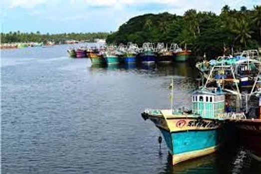 സംസ്ഥാനത്ത് കഴിഞ്ഞ 52 ദിവസം നീണ്ട ട്രോളിങ് നിരോധനം ഇന്ന് അർധരാത്രിയോടെ അവസാനിക്കും; തൊഴിലാളികള്‍ അവസാനവട്ട ഒരുക്കത്തില്‍, ഹാര്‍ബറുകളില്‍ കടുത്ത നിയന്ത്രണം