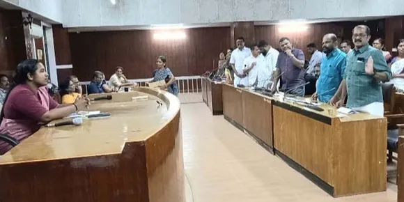 പാലക്കാട് നഗരസഭ കൗൺസിൽ യോഗത്തിൽ പ്രതിപക്ഷ ബഹളം. ഒടുവിൽ ചെയർപേഴ്സണ്‍ വഴങ്ങി