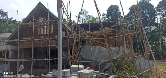 മാൻവെട്ടത്ത് നിര്‍മ്മാണത്തിലിരിക്കുന്ന കെട്ടിടം തകര്‍ന്നുവീണ് അപകടം; നാല് ബംഗാൾ സ്വദേശികകള്‍ക്ക് പരിക്ക്