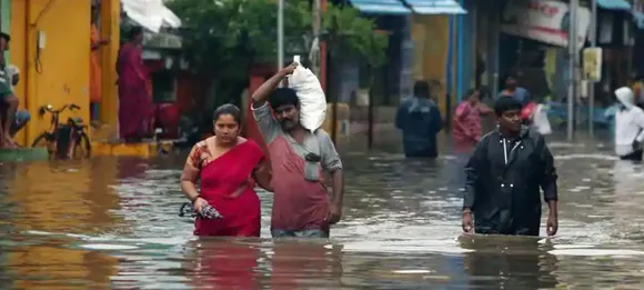 കടലൂരില്‍ ആഞ്ഞ് വീശിയ നിവാര്‍ ചുഴലിക്കാറ്റ് കനത്ത നാശം വിതച്ചു; രണ്ട് മരണം ; നഗരം പ്രളയ ഭീതില്‍