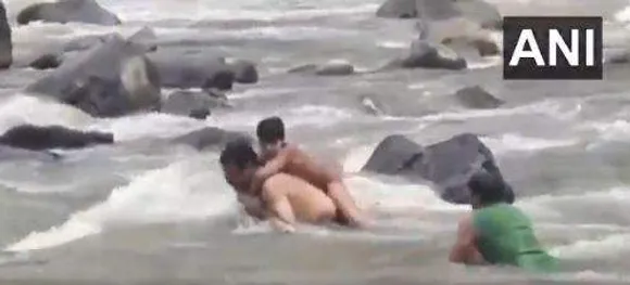 കുതിച്ചുപായുന്ന ഝലം നദി; കുട്ടിയെ രക്ഷപ്പെടുത്തി പൊലീസ് ഓഫീസറും ബിഎസ്എഫ് ജവാന്‍മാരും- വീഡിയോ